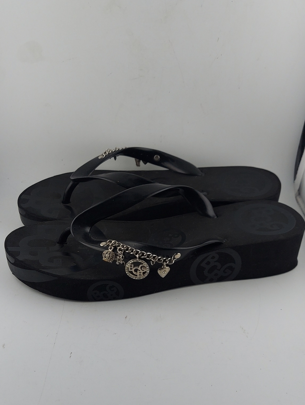 BCBG Black Logo Platform Flip Flops with Charm Chain Size 10